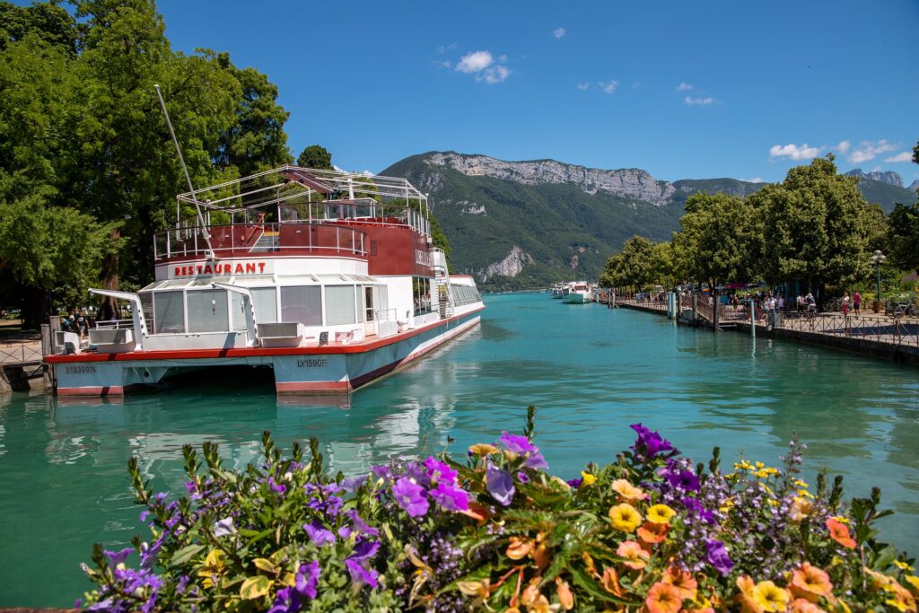 Navettes vers les lacs d'Annecy, du Bourget, de Paladru - Chauffeur privé pour transferts aéroport, gare et stations de ski à Grenoble.