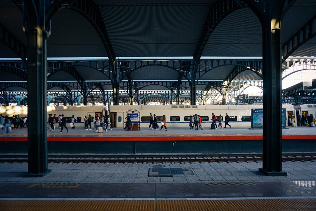 Navettes Gares Lyon Perrache, Part Dieu, Saint-Exupéry TGV - Chauffeur privé pour transferts aéroport, gare et stations de ski à Grenoble.