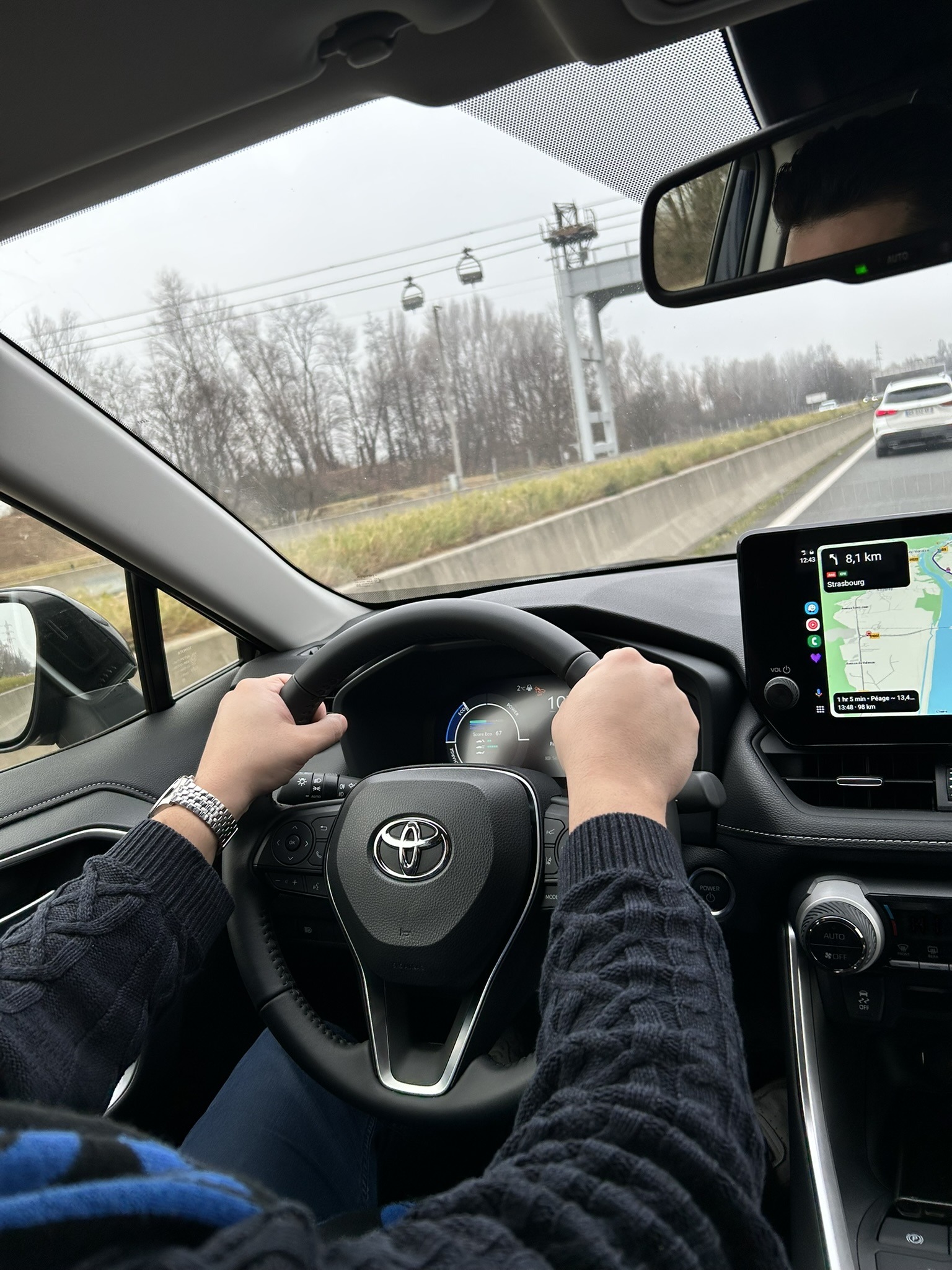 Nabil ALI VTC Grenoble au volant de son véhicule sur la route à Grenoble