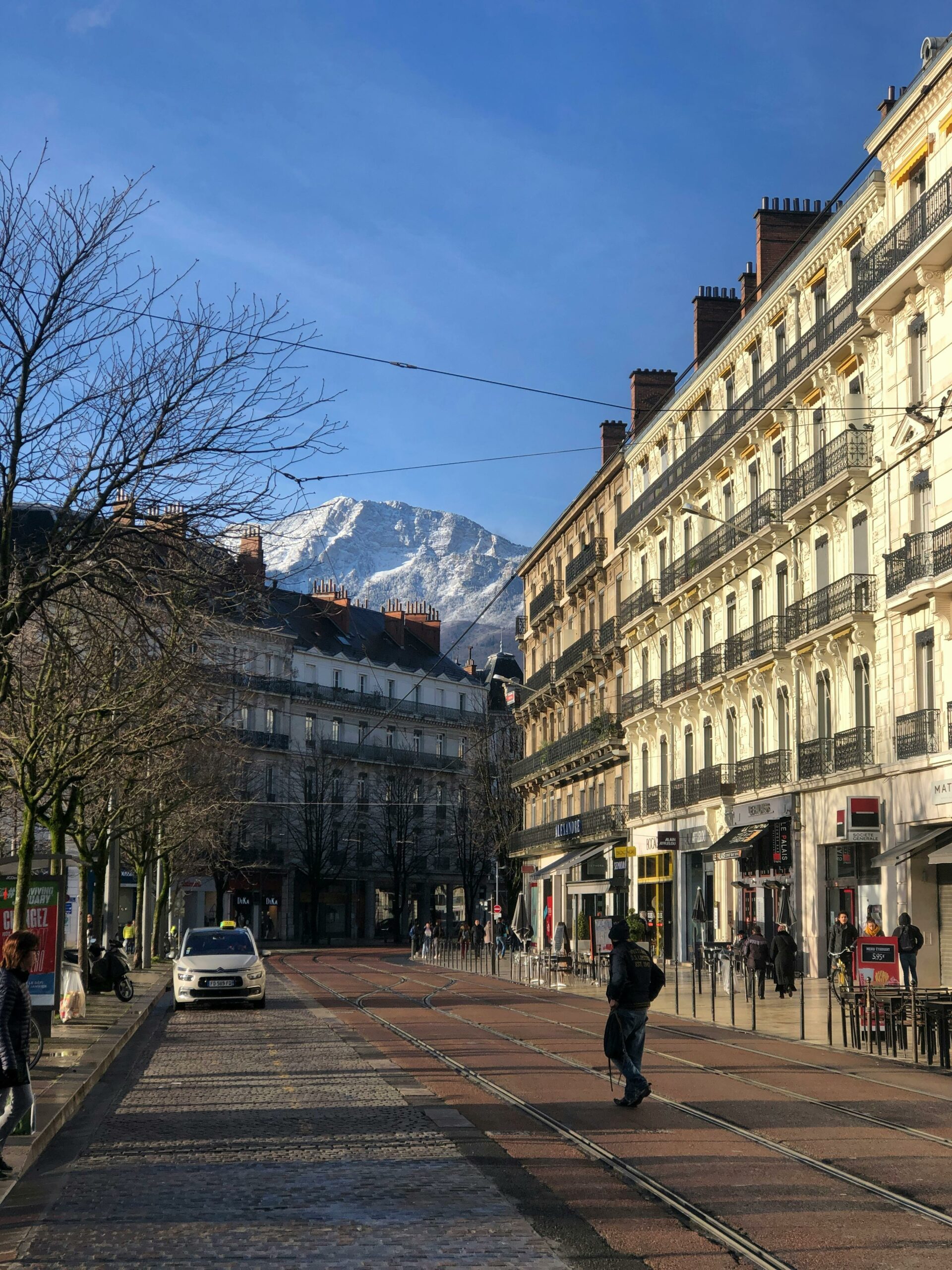 Qui suis-je ? - Découvrez GRENOBLE VTC, votre chauffeur privé, sur Grenoble et ses alentours. Pour vos trajets en stations de ski.