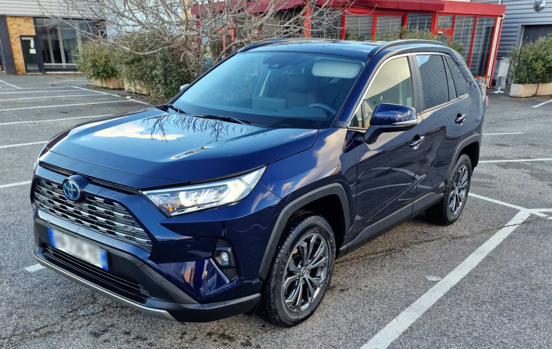 Toyota RAV4 de Nabil ALI VTC à Grenoble stationné pour un trajet privé à Grenoble