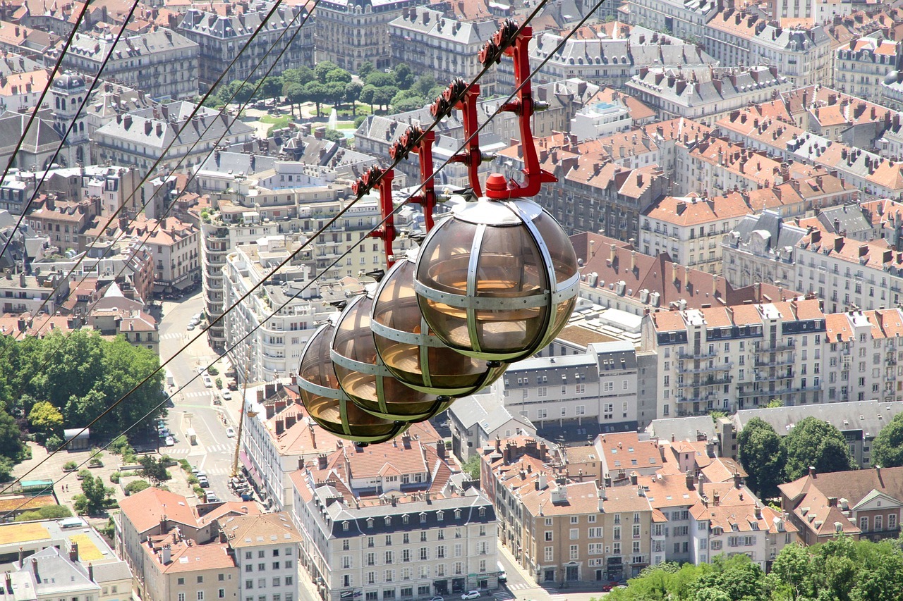 Vue de Grenoble avec les bulles et service de transport Nabil ALI VTC Grenoble dans la région