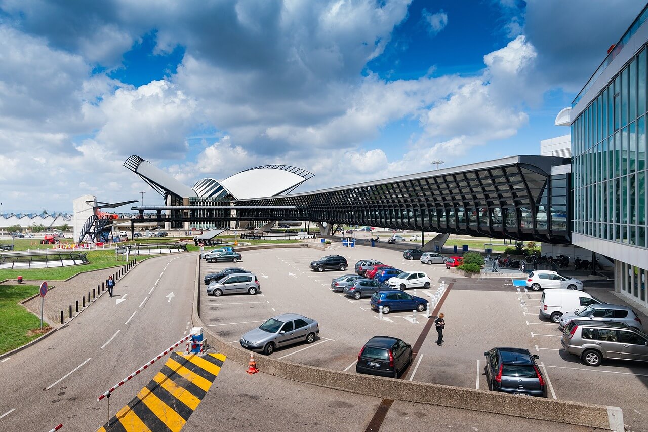 Réservez votre VTC pour l'aéroport de Lyon avec Grenoble VTC. Profitez d'un service fiable, confortable et sur-mesure.