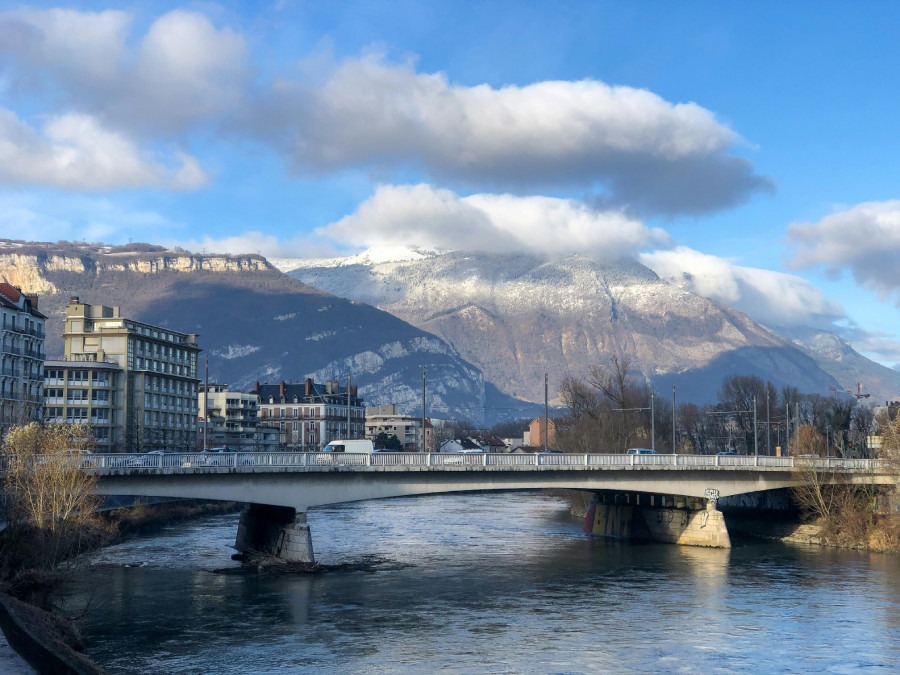 Pourquoi choisir Grenoble VTC pour vos déplacements ? Votre chauffeur privé pour transferts vers gares et aéroports, trajets professionnels.