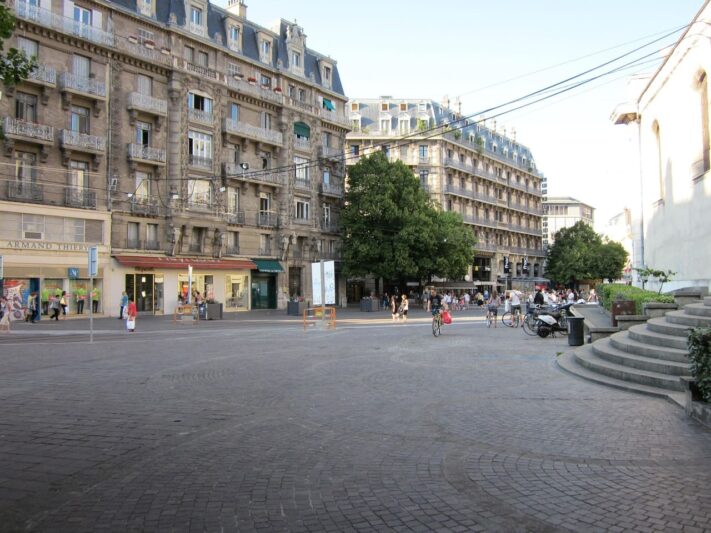 Chauffeur privé à Grenoble offrant un service personnalisé et local