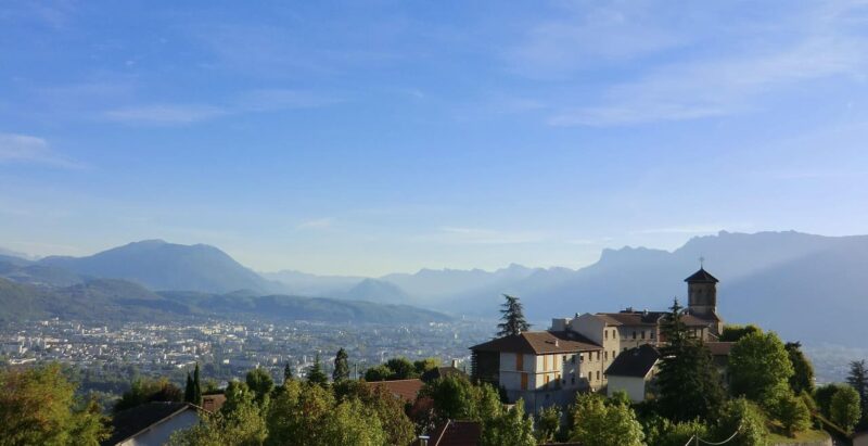 Chauffeur privé à Grenoble offrant un service personnalisé et local