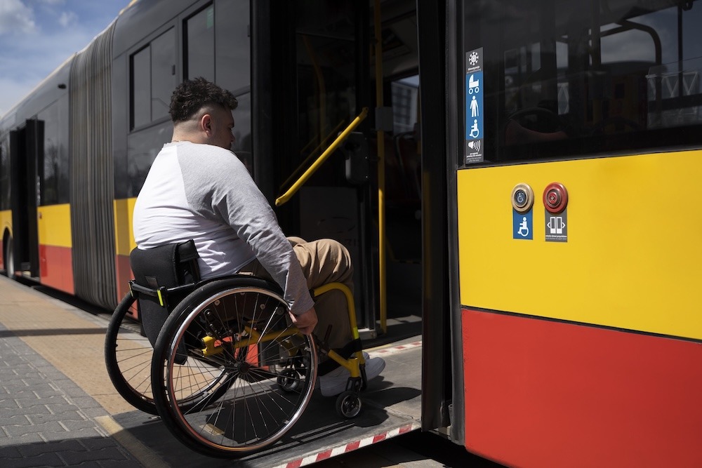 Se déplacer à Grenoble en situation de handicap : pourquoi le VTC est une option adaptée