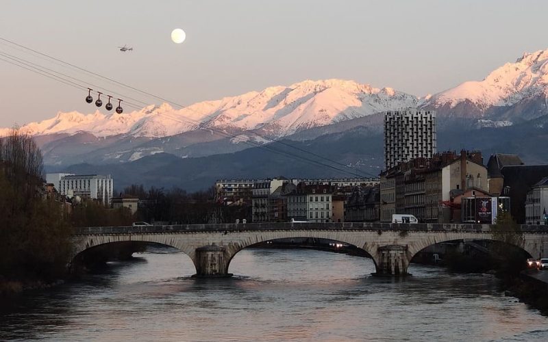 Chauffeur privé à Grenoble offrant un service personnalisé et local
