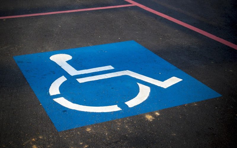 Se déplacer à Grenoble en situation de handicap : pourquoi le VTC est une option adaptée